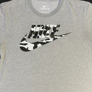 Nike Men’s Camo Logo Graphic T-Shirt – Gray